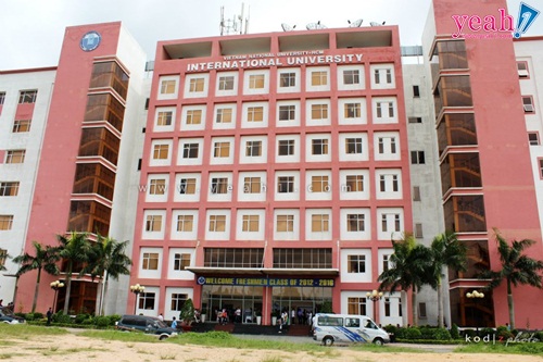 Bức ảnh là cảnh toàn cảnh của tòa nhà Trường Đại học Quốc tế TP.HCM, một trong những trường đại học hàng đầu tại khu vực phía Nam.