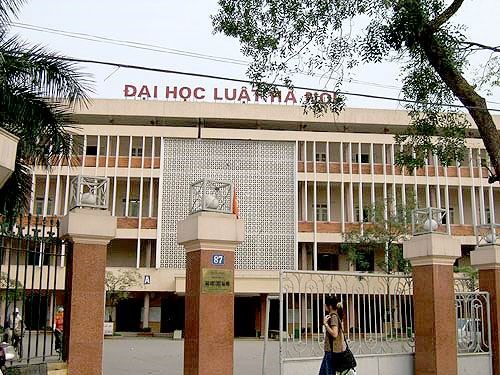 Cổng trường Đại học Luật Hà Nội 