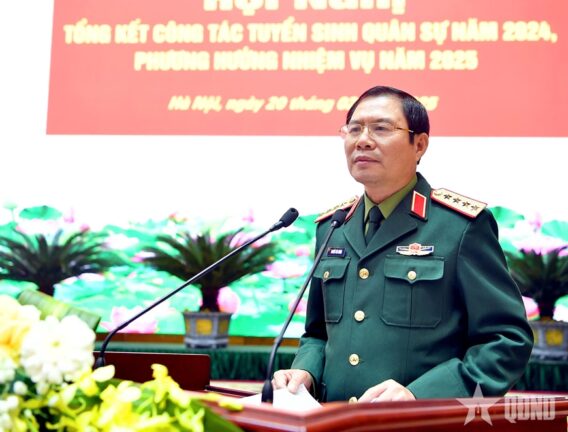 Các đại biểu tham gia hội nghị, bao gồm lãnh đạo Bộ Quốc phòng và các cơ quan, đơn vị quân đội, cùng thảo luận các giải pháp cải tiến công tác tuyển sinh quân sự trong năm tới. 