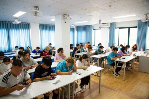 Với không gian học tập hiện đại và đội ngũ giảng viên nhiệt tình. Sinh viên tập trung lắng nghe giảng bài và tham gia thảo luận, thể hiện môi trường học thuật sôi nổi và chuyên nghiệp tại học viện.