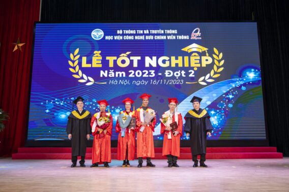 Lễ tốt nghiệp được tổ chức trang trọng, các sinh viên mặc áo cử nhân đầy tự hào, chụp ảnh kỷ niệm cùng bạn bè, giảng viên và lãnh đạo trường.