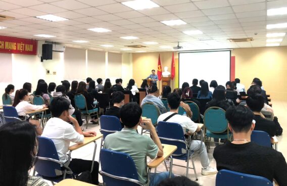 Cảnh quan học tập hiện đại, với trang thiết bị công nghệ cao và không gian rộng rãi, là nơi sinh viên có thể giao lưu, trao đổi kiến thức và tham gia các hoạt động học tập sáng tạo. 