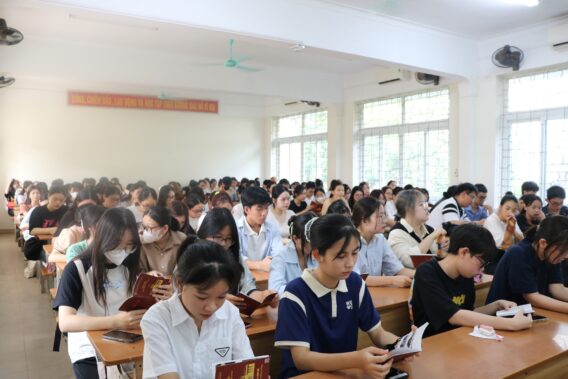  Sinh viên tham gia lớp học tại Trường Đại học Khoa học Xã hội và Nhân văn