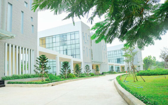Hình ảnh khuôn viên Trường Đại học Khoa học Xã hội và Nhân văn - Đại học Quốc gia Hà Nội, với không gian rộng rãi, xanh mát, mang đến một môi trường học tập lý tưởng cho sinh viên.