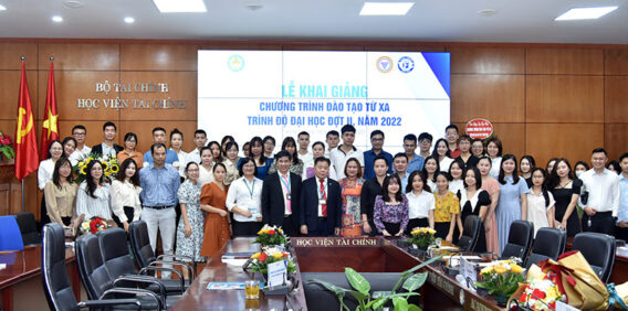 Với sự tham gia của đông đảo sinh viên, giảng viên và các đại biểu. Không khí trang trọng, tươi vui, phản ánh tinh thần học tập và khởi đầu đầy hứng khởi của các tân sinh viên trong năm học mới.