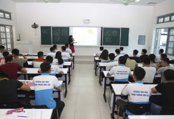 Sinh viên tham gia lớp học tại Trường Đại học Giao thông Vận tải