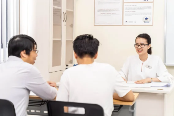 Phụ huynh tìm hiểu tuyển sinh tại văn phòng Vinschool