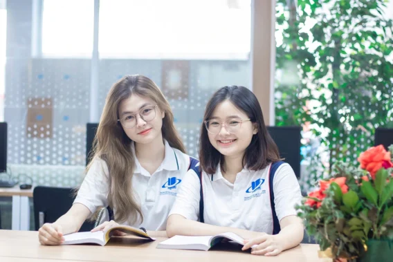  Sinh viên Trường Đại học Mở TP.HCM tại thư viện của trường