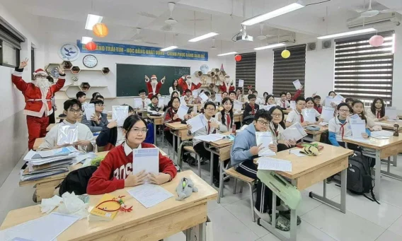 Lớp học hiện đại tại Trường THCS Cầu Giấy – học sinh chăm chú học tập trong không gian khang trang, đầy đủ trang thiết bị, phản ánh môi trường giáo dục tiên tiến và toàn diện.