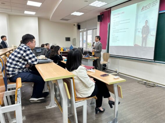 Sinh viên tham gia lớp học thạc sĩ tại NEU