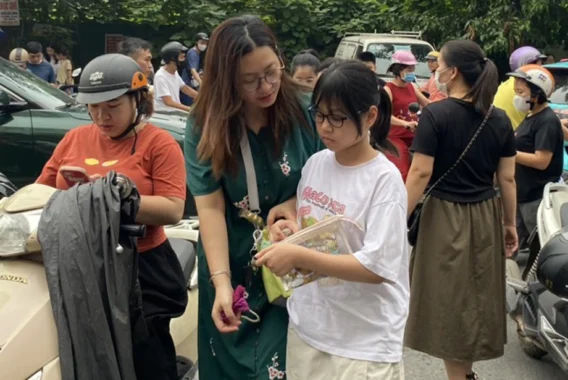 Phụ huynh và học sinh tập trung tại cổng trường THCS Cầu Giấy trong ngày thi tuyển lớp 6 – không khí nghiêm túc, tổ chức chuyên nghiệp, thể hiện sức hút mạnh mẽ của ngôi trường công lập chất lượng cao tại Hà Nội.